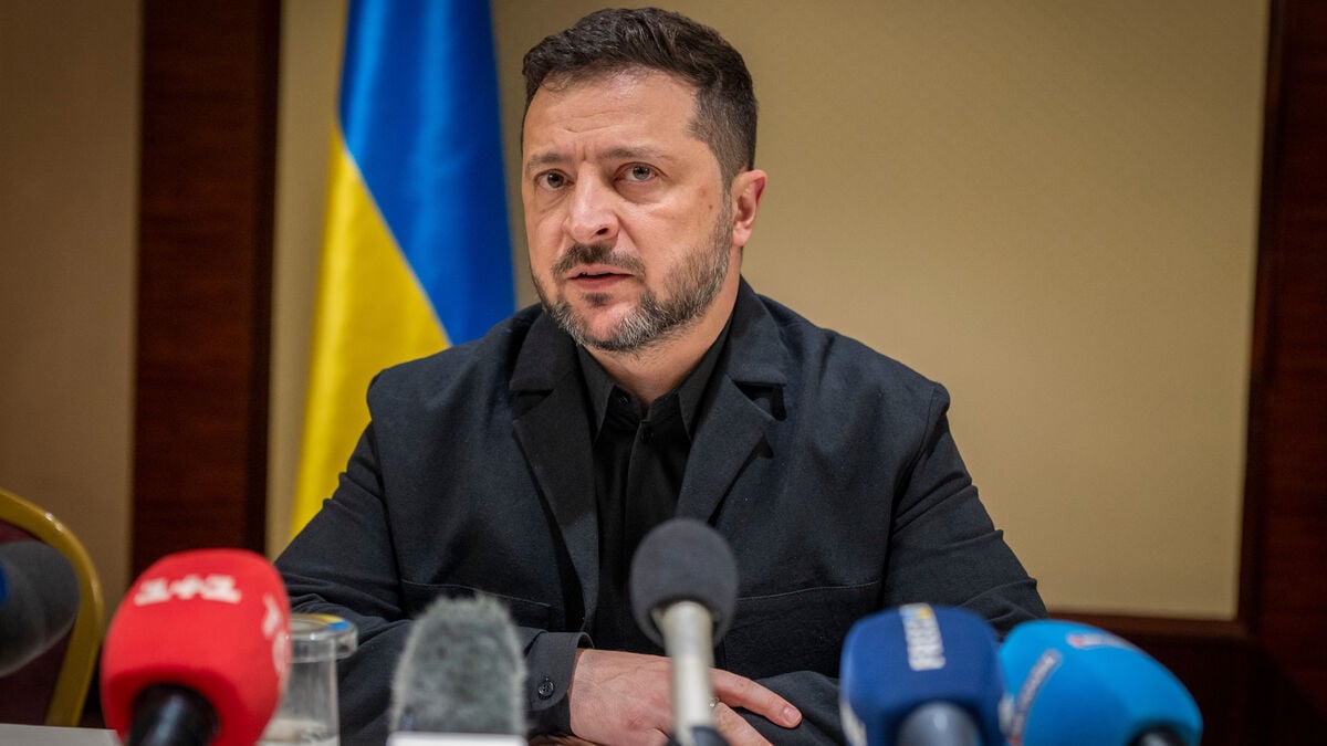 Explosions Reported in Kyiv After Zelenskyy Warns of Massive Attack