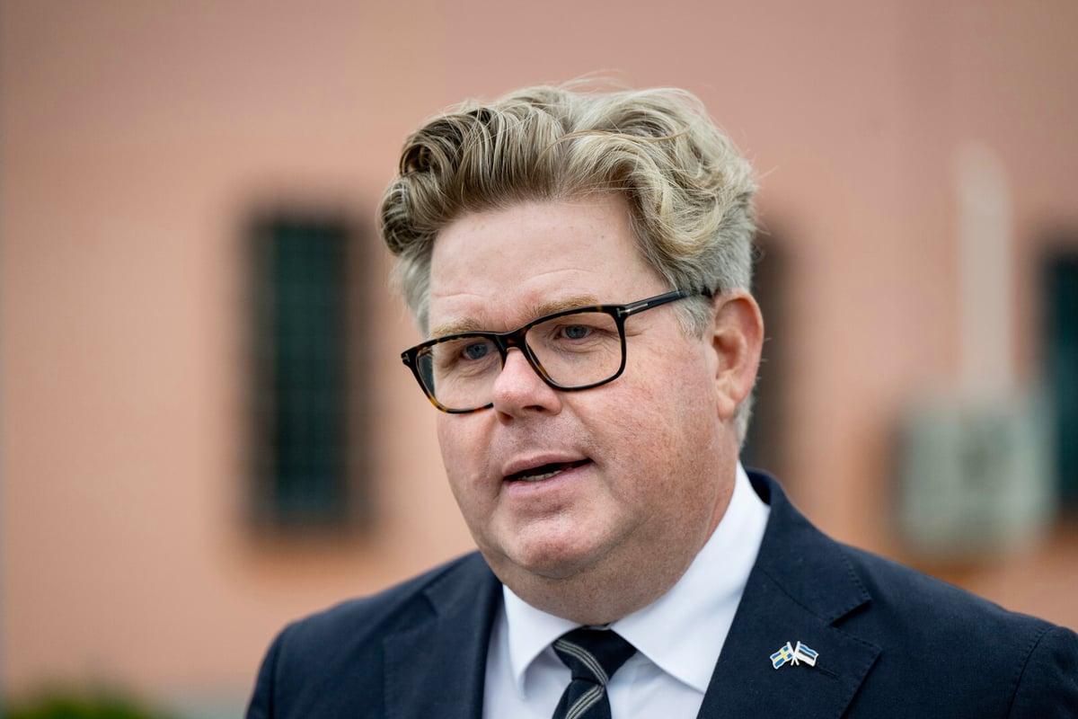 Gunnar Strömmer Recovers Forgotten Tablet on Plane