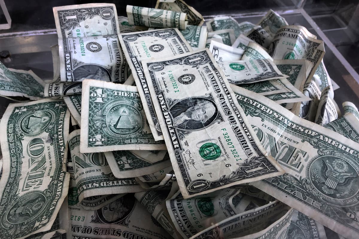 Crown Nears Three-Year High Against Dollar as Trade Tensions Rise