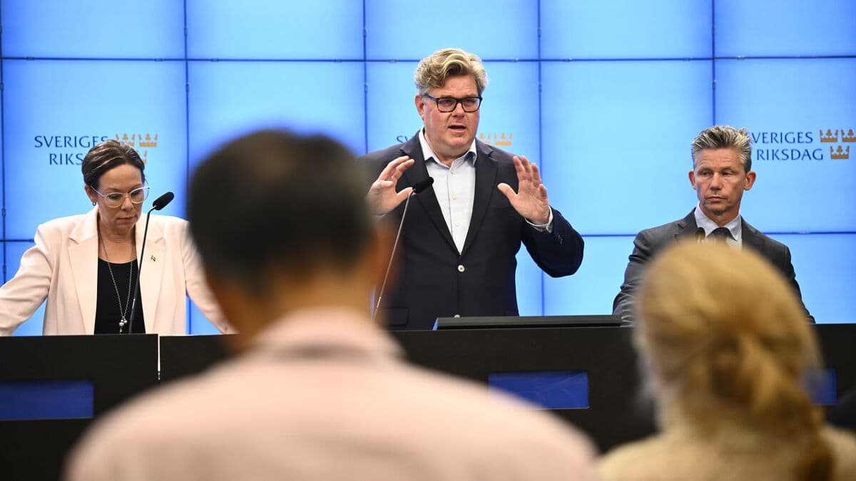 Moderates want security checks for ministers