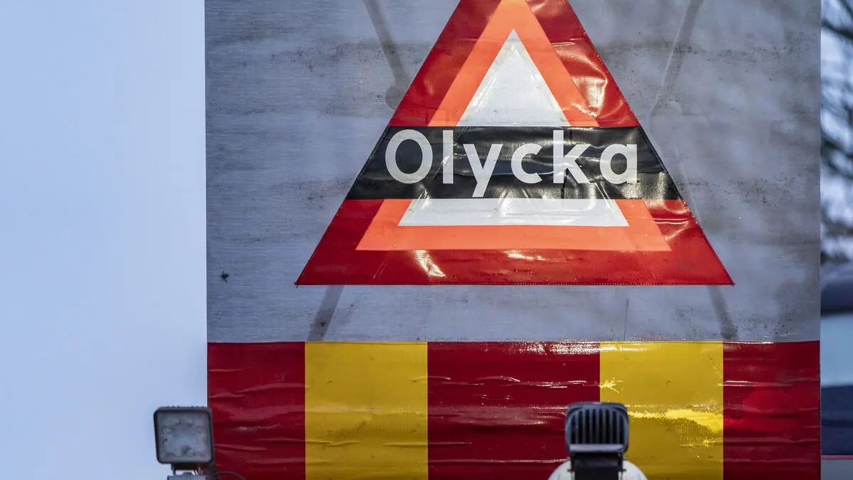 E22 closed between Lund and Hörby after car crashes into median barrier