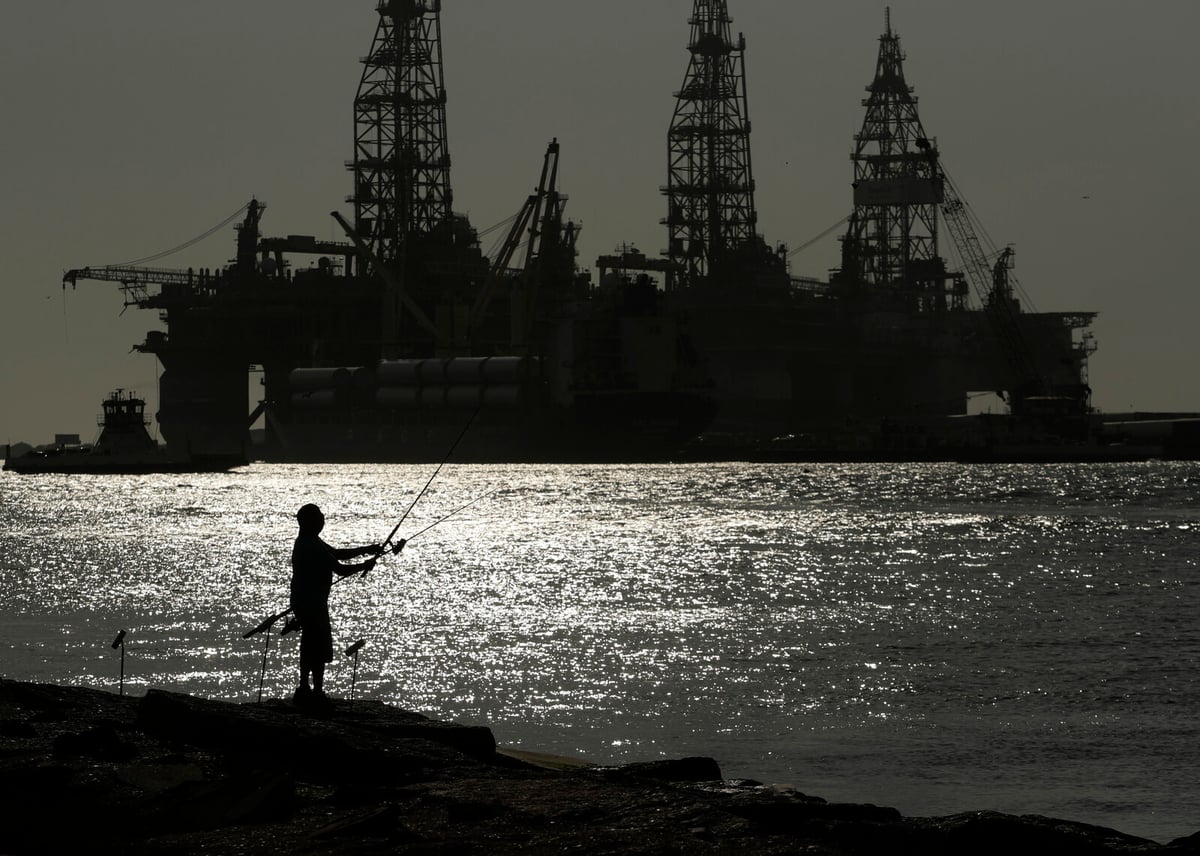 Biden imposes obstacles to offshore oil drilling
