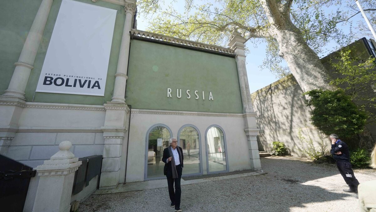 EU threatens to withdraw funding for Venice Biennale after Russia allowed to return