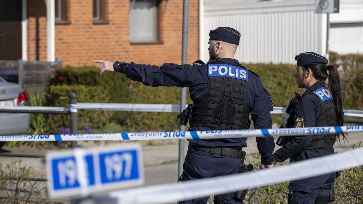 Shots fired at two people in a car in Malmö