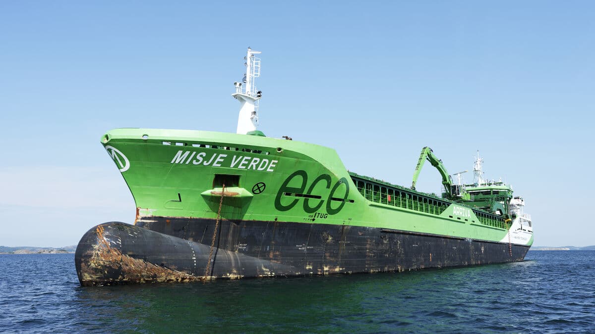 Ship leaves after Tjörn collision