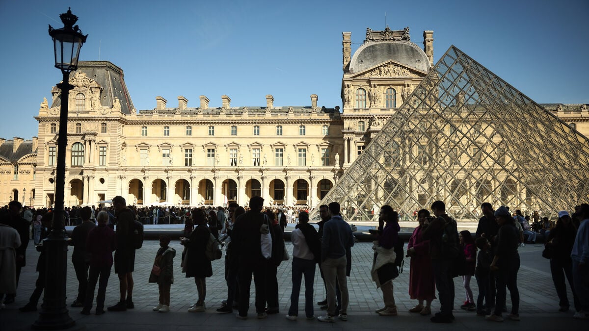Louvre Could Be Forced to Close Without Government Funding, Director Warns