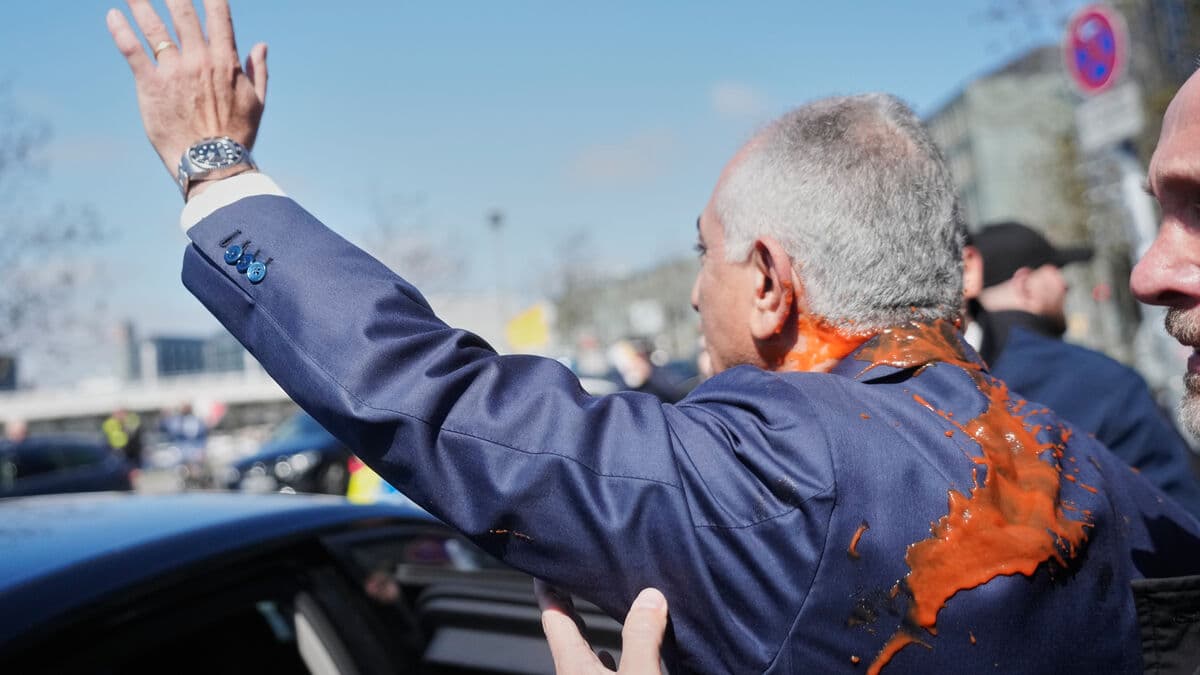 Tomato juice thrown at Iran's crown prince Reza Pahlavi in Berlin