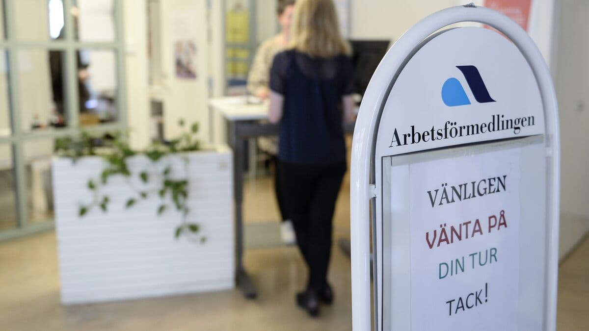 Slow labor market as more people apply for unemployment benefits
