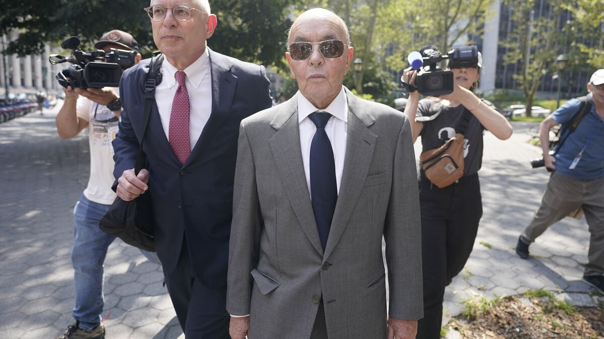 Trump pardons former Tottenham owner Lewis