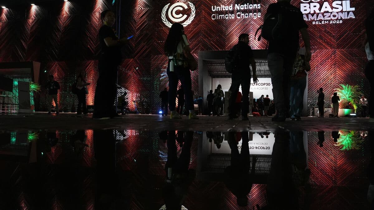 Protesters clash with guards at COP30