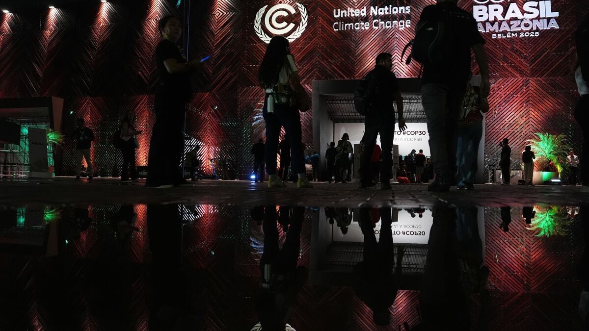 Protesters clash with guards at COP30