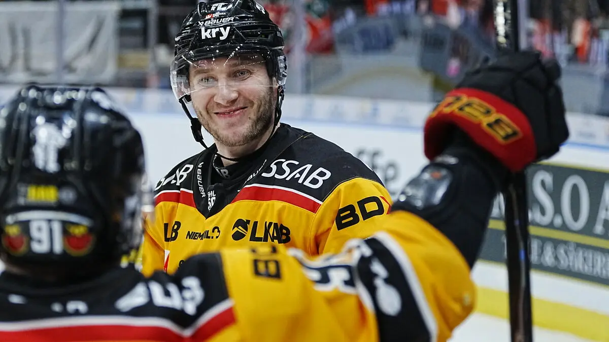 Frölunda coach Robert Ohlsson angry over very, very, very thin penalty