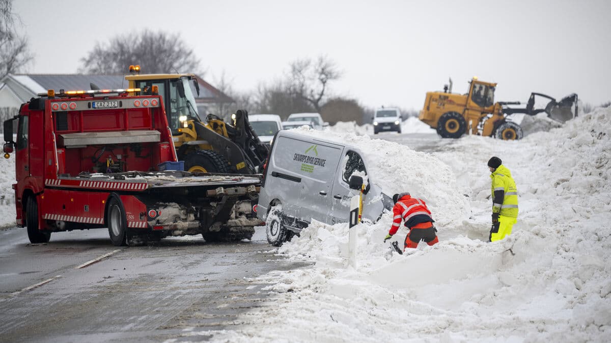 Traffic stops on several roads