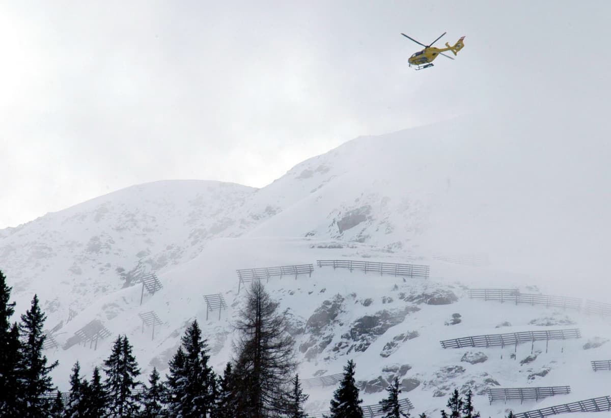 Paraglider Crash at Austrian Ski Resort Injures Two Swedish Women