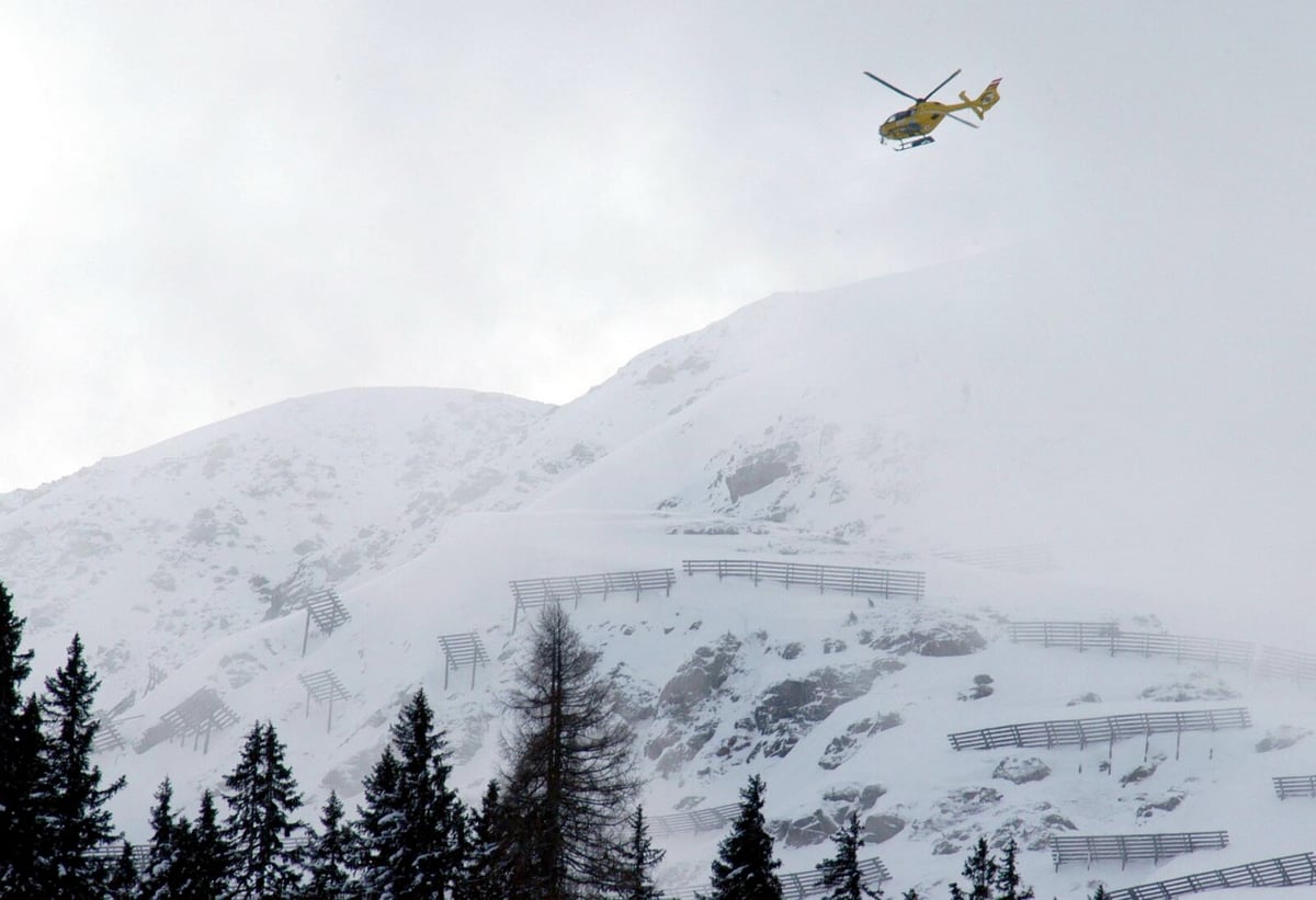 Paraglider Crash at Austrian Ski Resort Injures Two Swedish Women