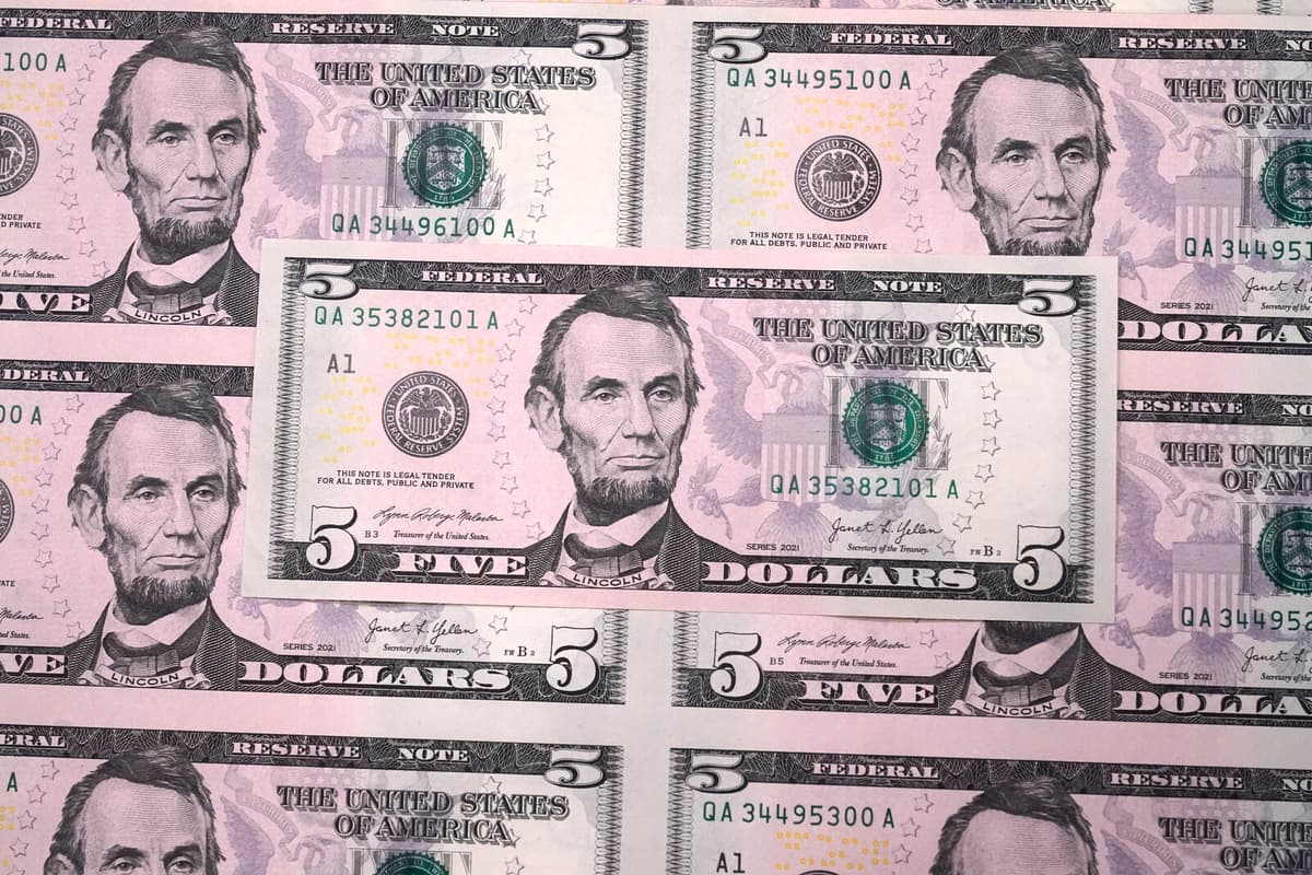 Dollar Nears Three-Year Low Against Krona Amid Inflation Impact