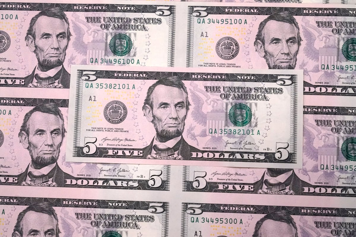 Dollar Nears Three-Year Low Against Krona Amid Inflation Impact