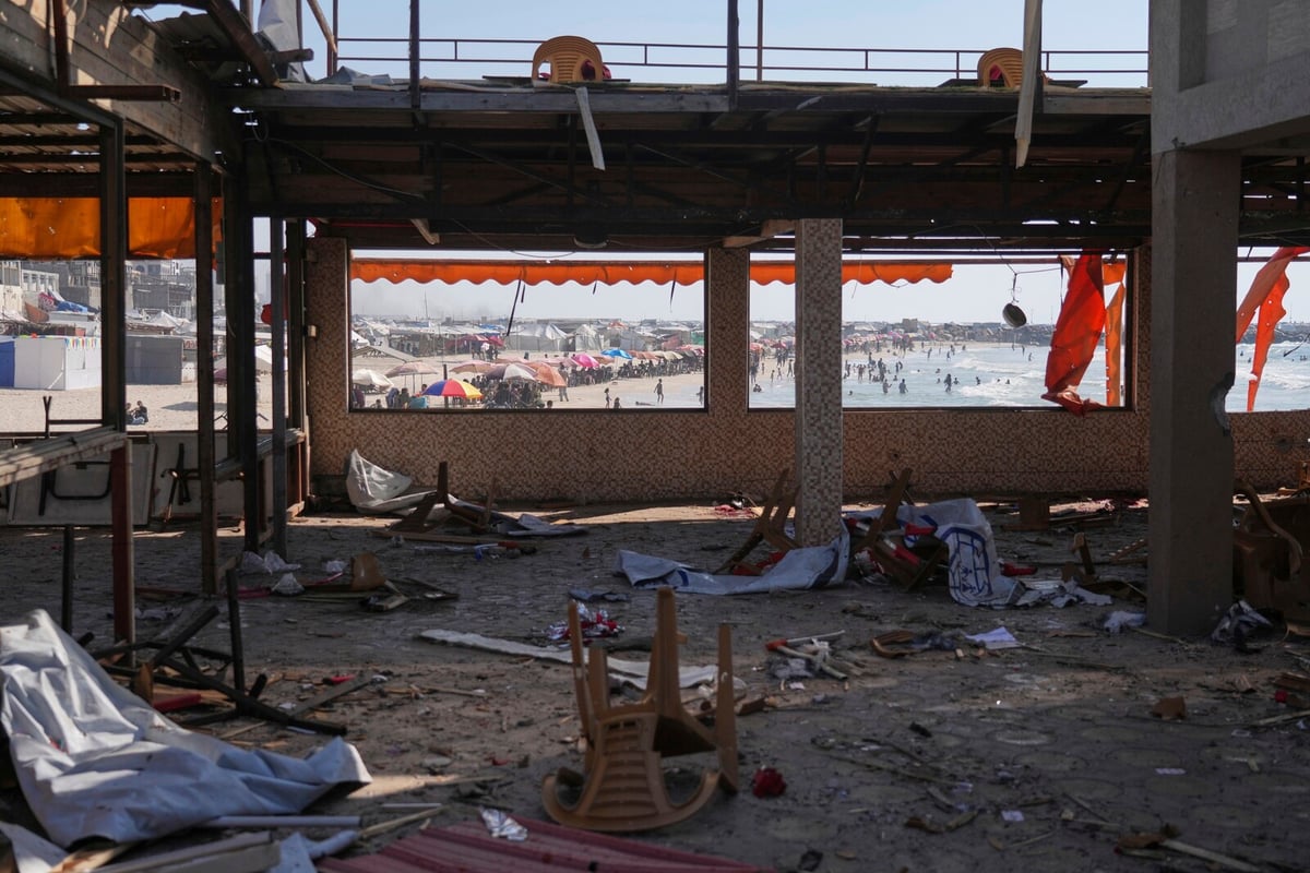 Powerful Bomb Hits Gaza Café in Israeli Military Attack