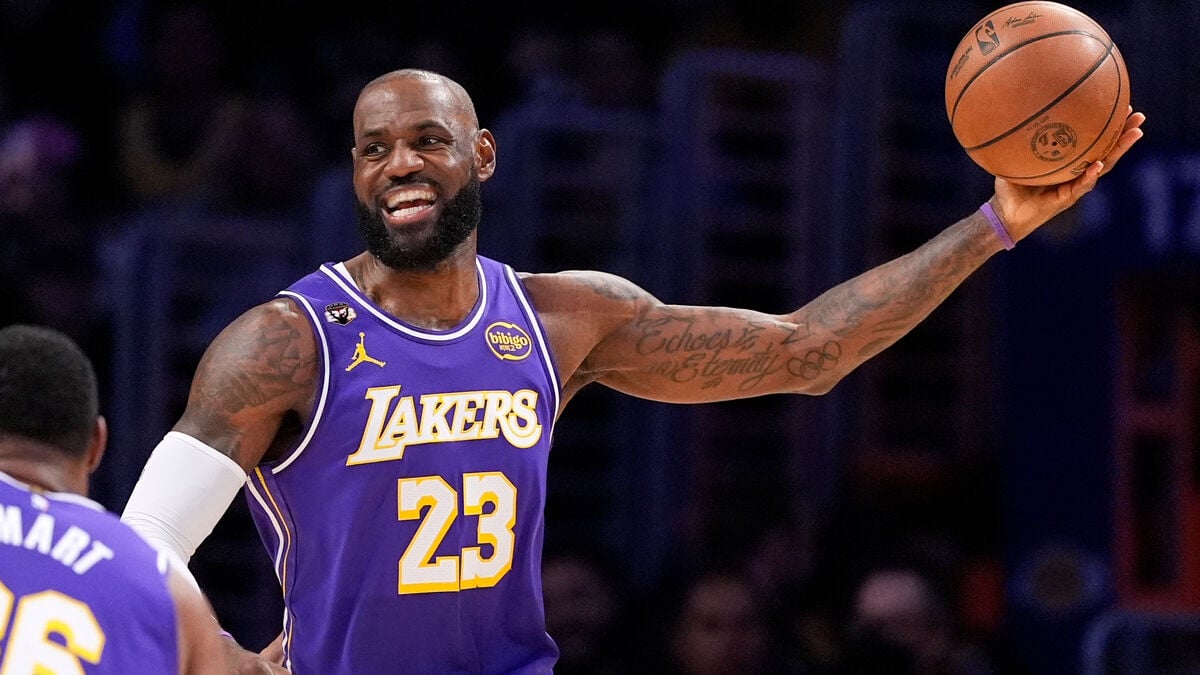 LeBron received a standing ovation after becoming the oldest NBA player to record a triple-double