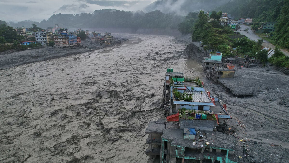 Nepal mudslide destroys at least 2,500 buildings as rescue efforts continue
