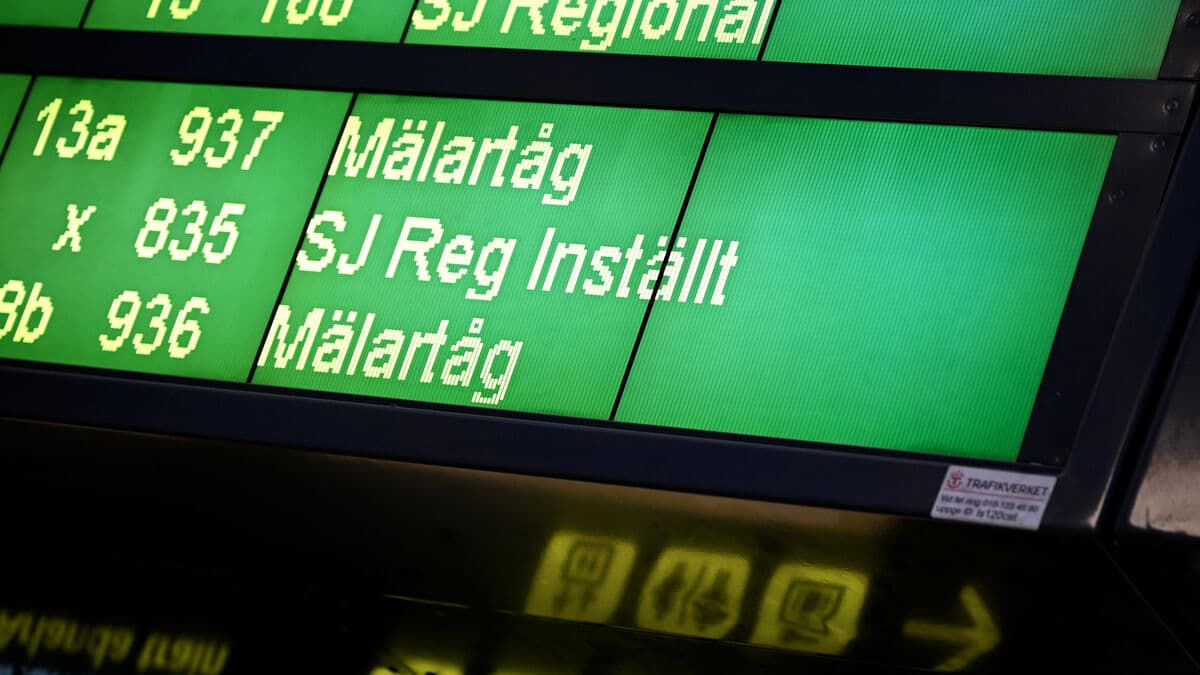 Train service halted between Norrköping and Mjölby after track fire