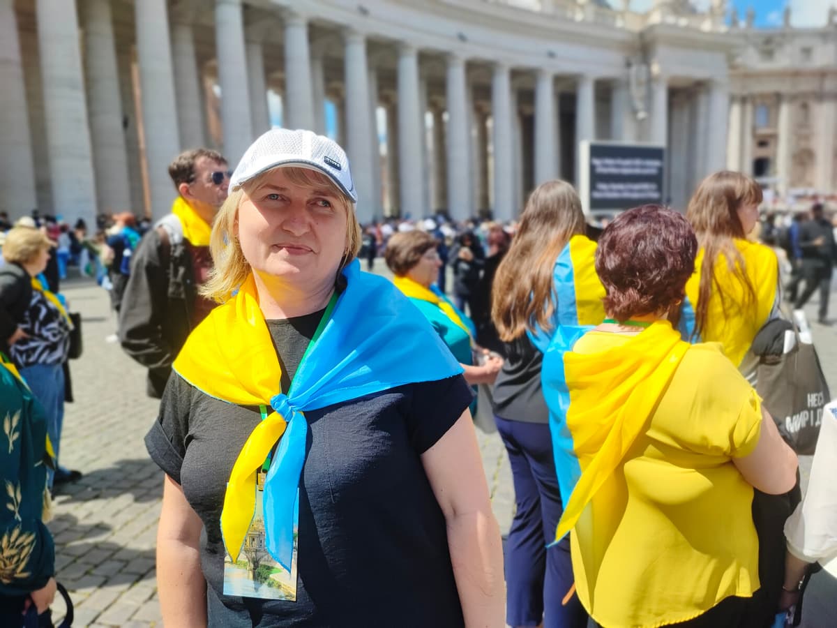 Ukrainian Lesia Honors Pope Francis as a Peace Angel at Funeral