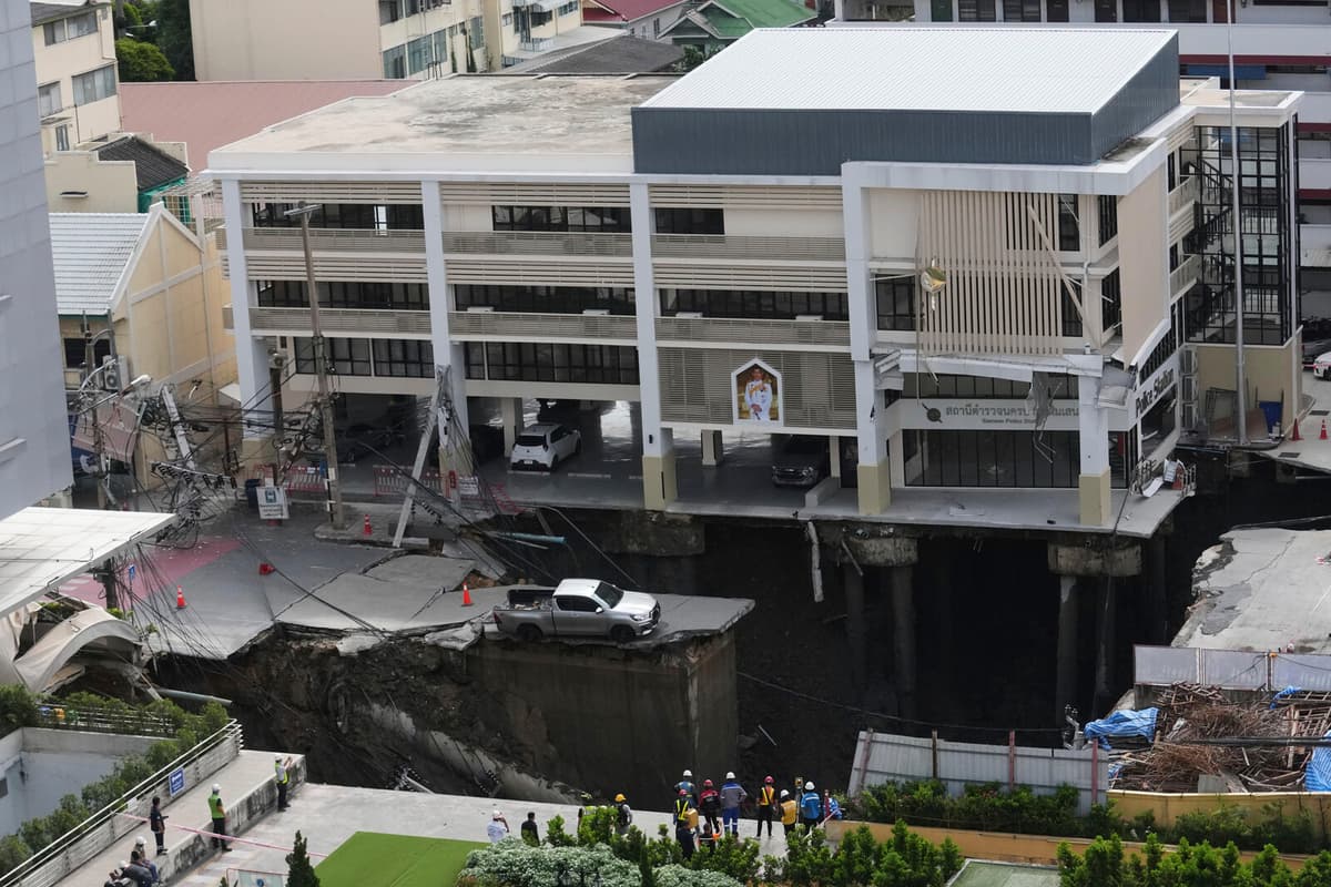 Large Sinkhole Disrupts Traffic and Evacuations in Bangkok