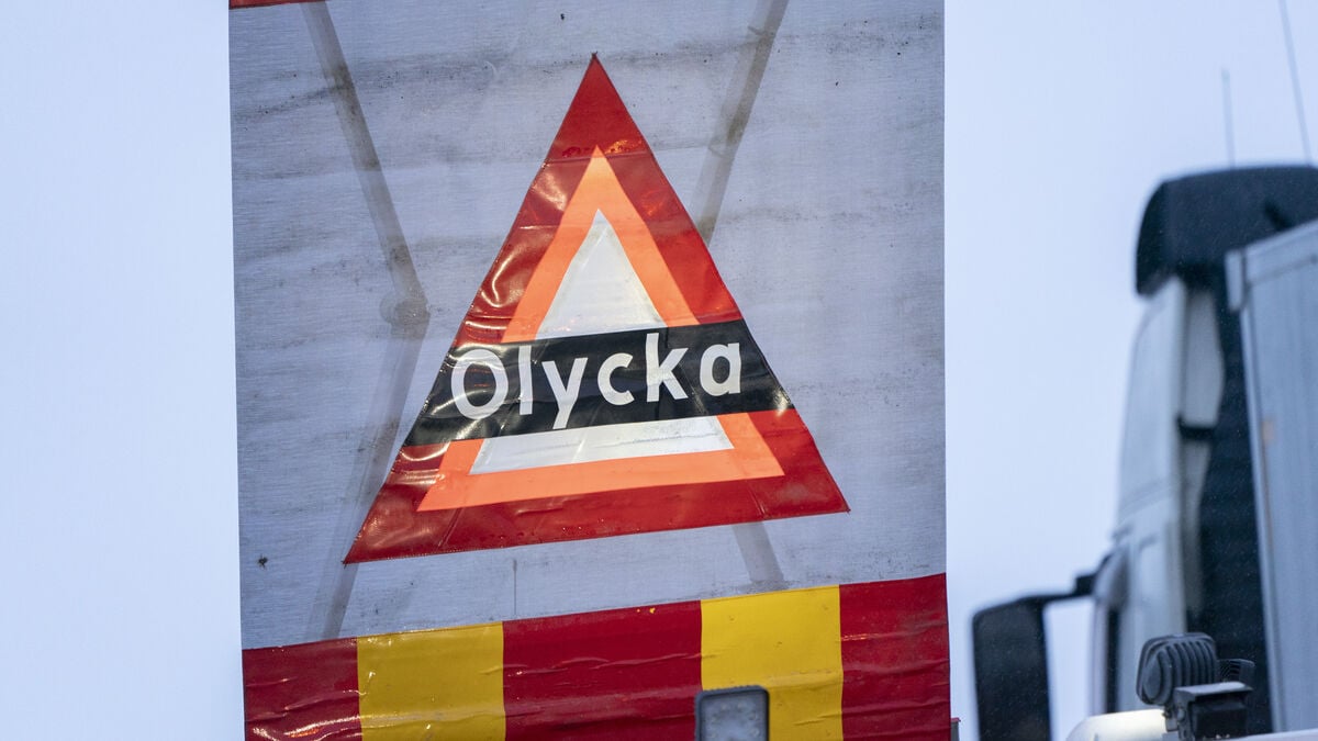 One dead after head-on collision with truck on Highway 30 south of Jönköping