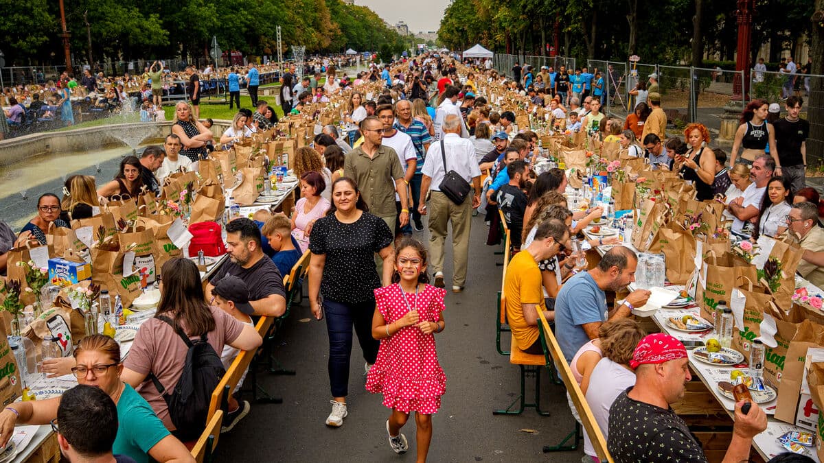 Recycled 5-kilometre table in Bucharest breaks Guinness World Record