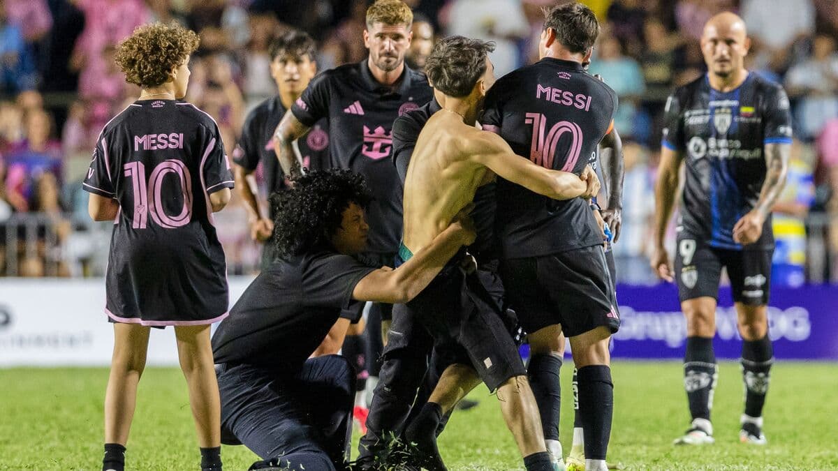 Lionel Messi knocked to the ground by pitch invader during Inter Miami friendly in Puerto Rico