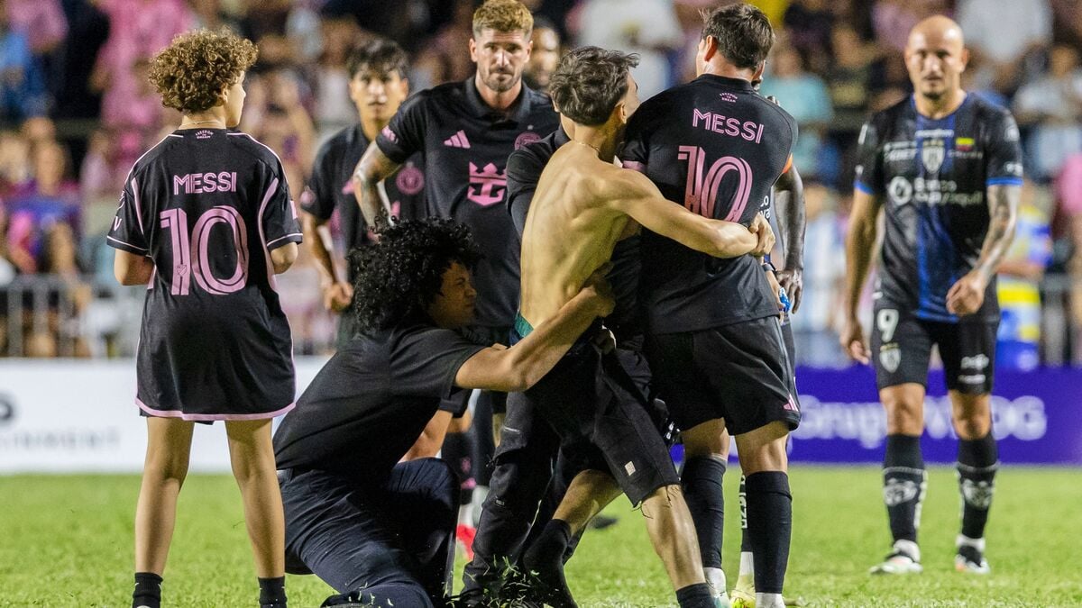 Lionel Messi knocked to the ground by pitch invader during Inter Miami friendly in Puerto Rico
