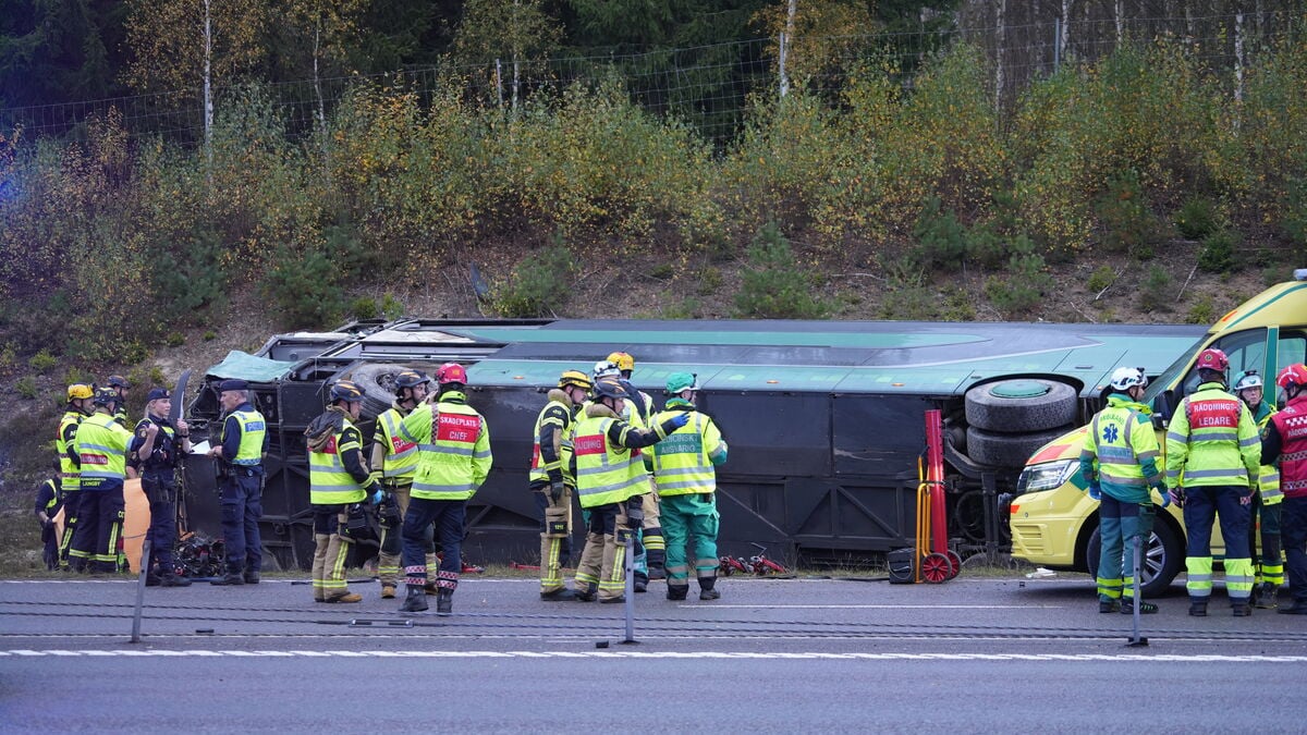 Around 10 Seriously Injured After Double-Decker Bus Overturns on Highway 25 in Småland