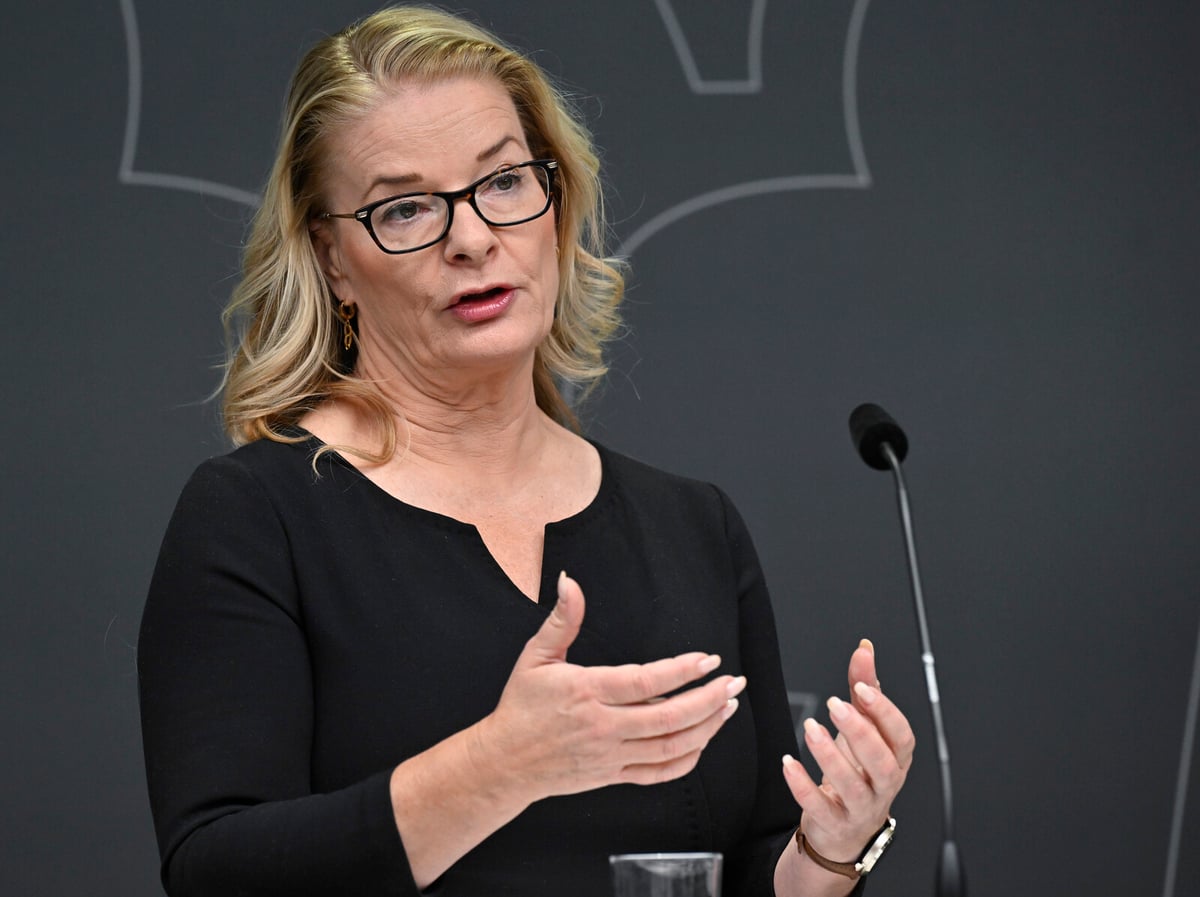 The Government Calls for Crisis Meeting on School