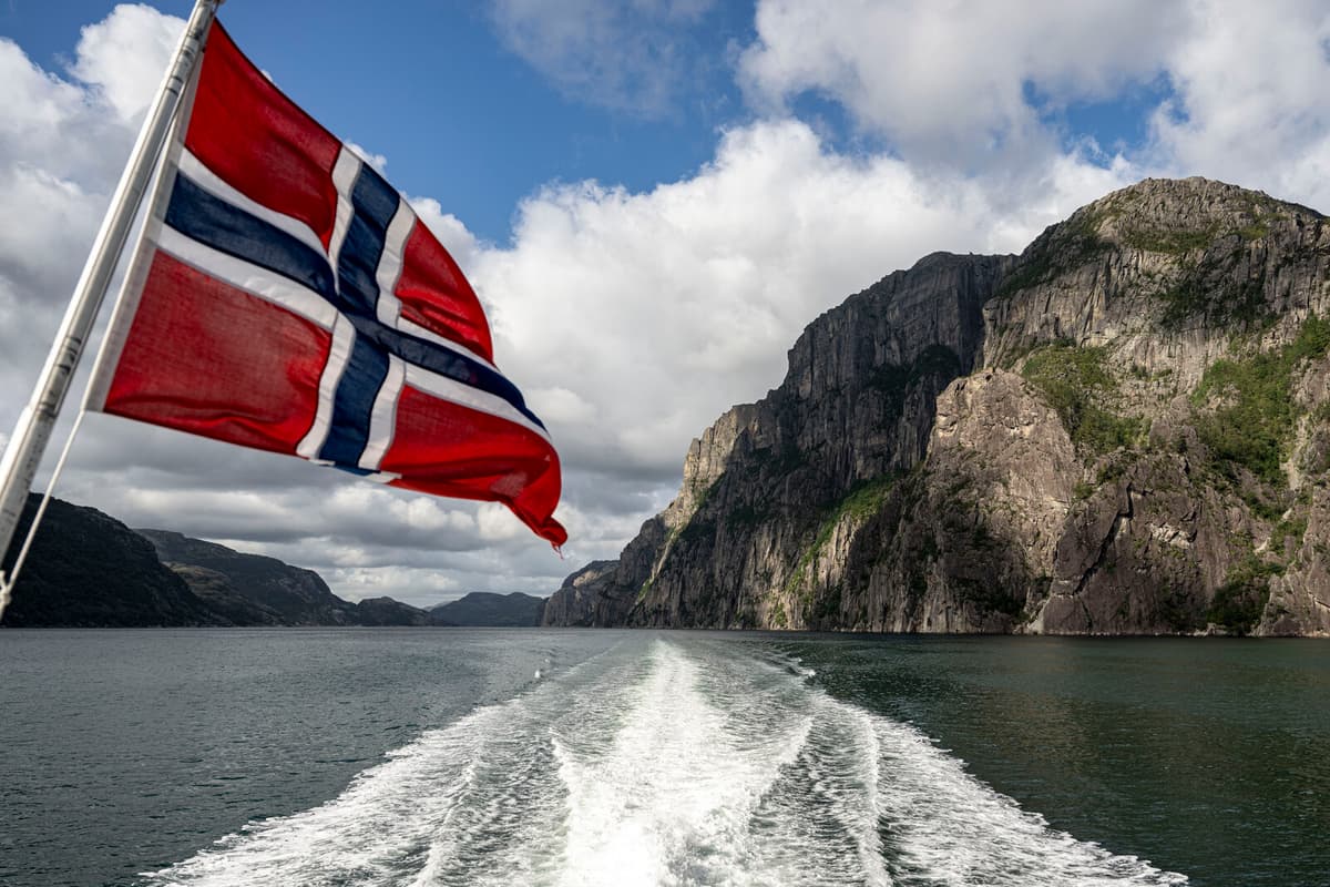 Base Jumper in His 40s Dies After Kjerag Mountain Jump in Norway