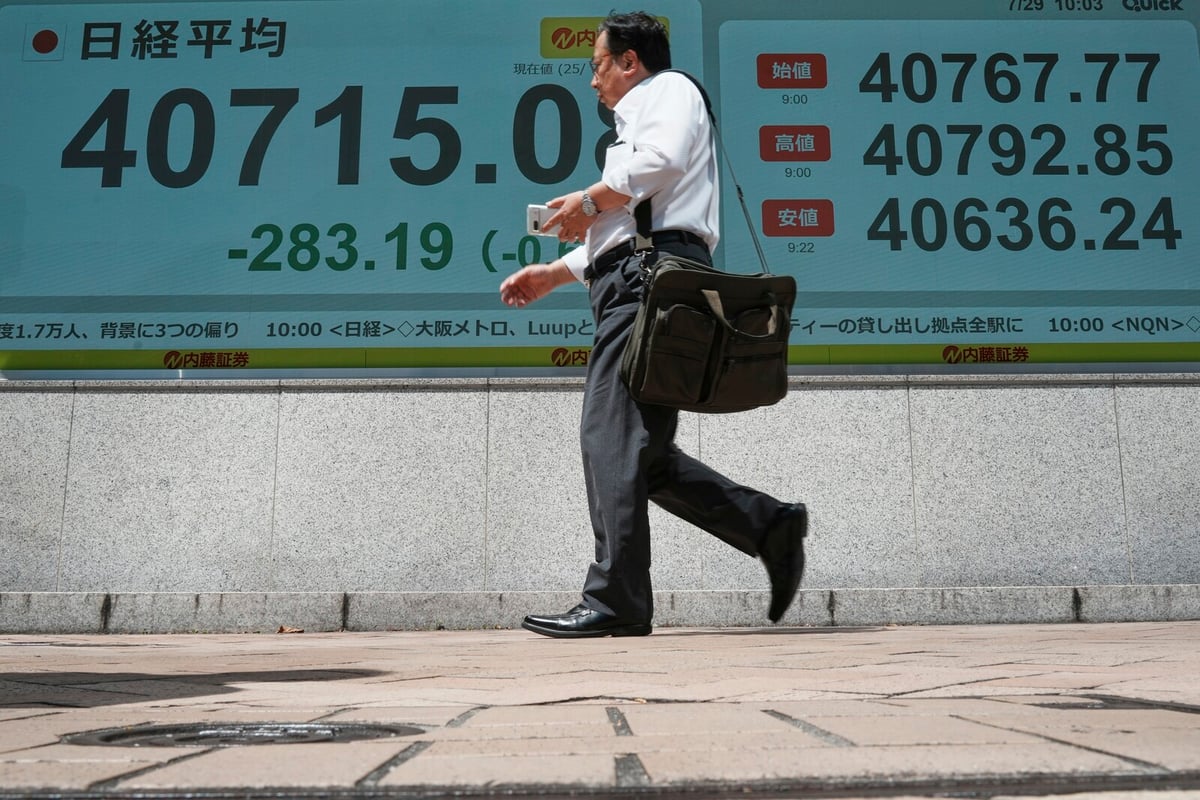 Asian Markets Mixed: Japan's Nikkei Continues Downward Trend