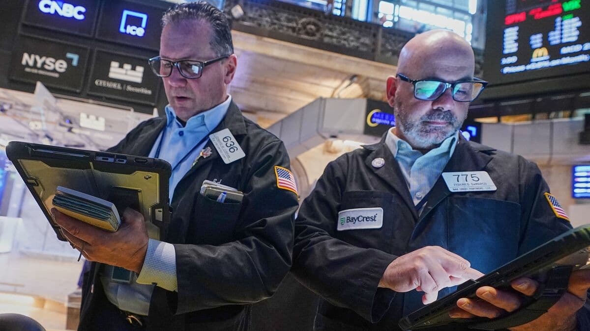 Wall Street falls after Trump threat against Iran and rising inflation