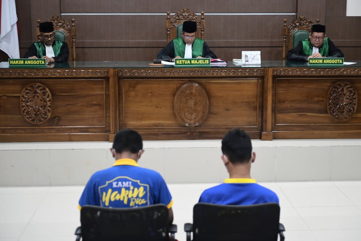Men in Indonesia's Aceh Sentenced to 80 Lashes for Same-Sex Relationship