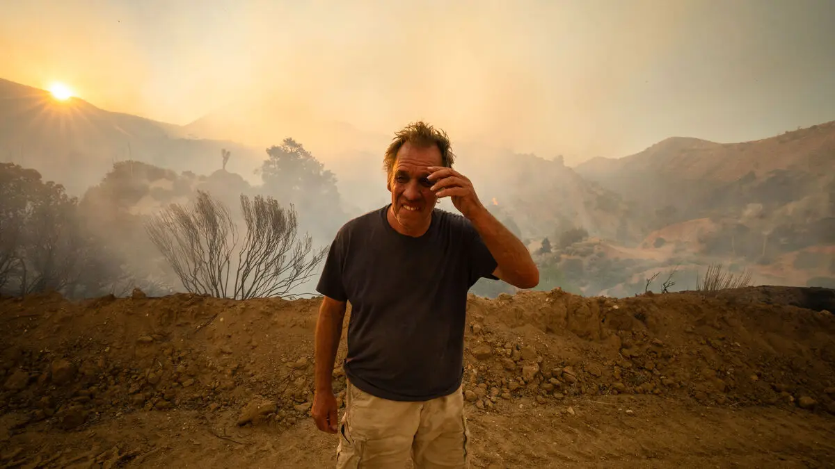 Wildfire north of Los Angeles spreads rapidly, residents urged to evacuate