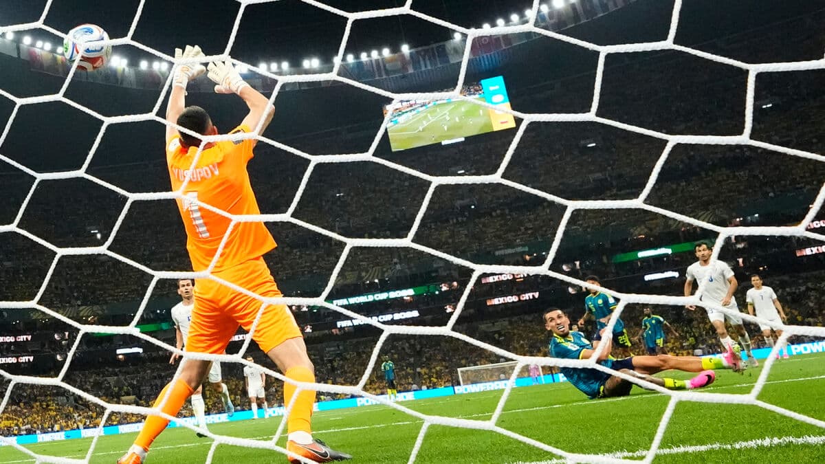 Colombia leads Uzbekistan 1-0 in World Cup match after Daniel Muñoz scored