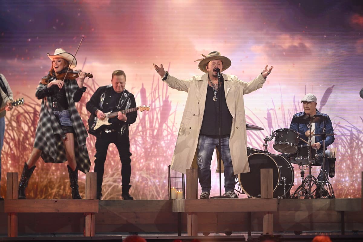 Lasse Stefanz Band Member Collapses on Stage During Skurup Concert