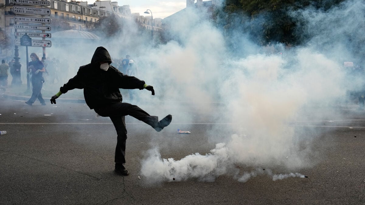France Suspends Police Stun Grenades After Teen Injured as School Protests Continue
