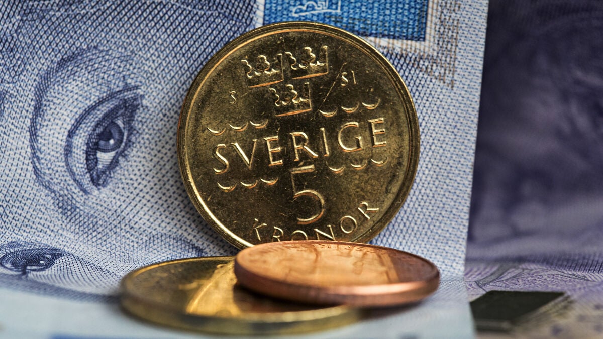 Krona falls to weakest level since early April 2025
