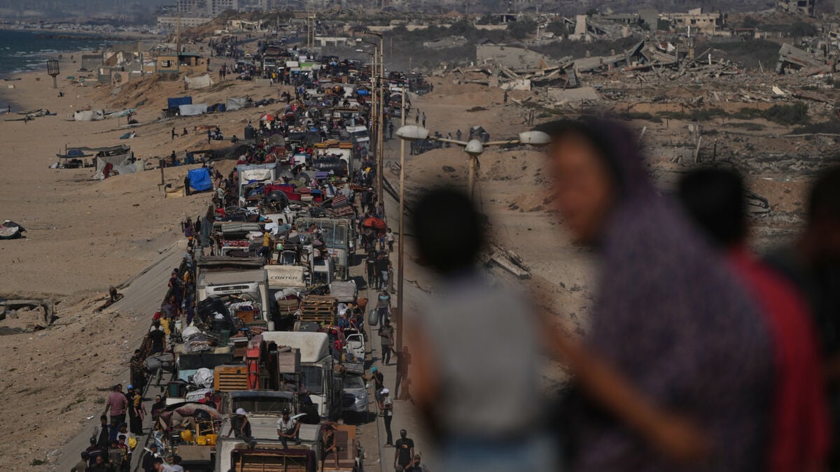 Israel Urges Gaza City Residents to Evacuate Amid Military Encirclement