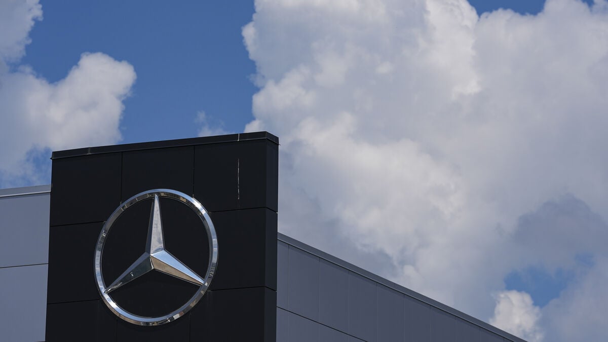 Win for Mercedes-Benz, sales miss