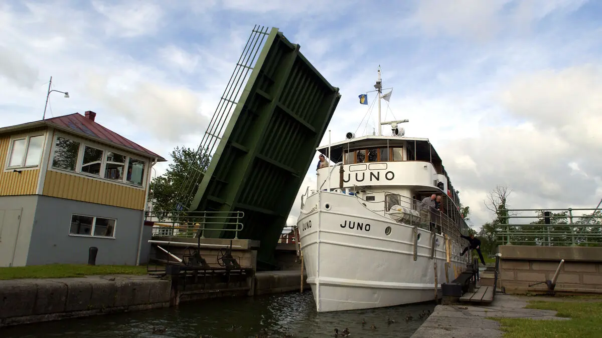 Navigation error caused canal boat Juno to run aground outside Trosa