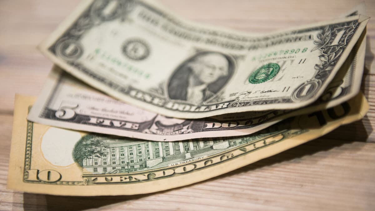 US dollar weakens below nine kronor