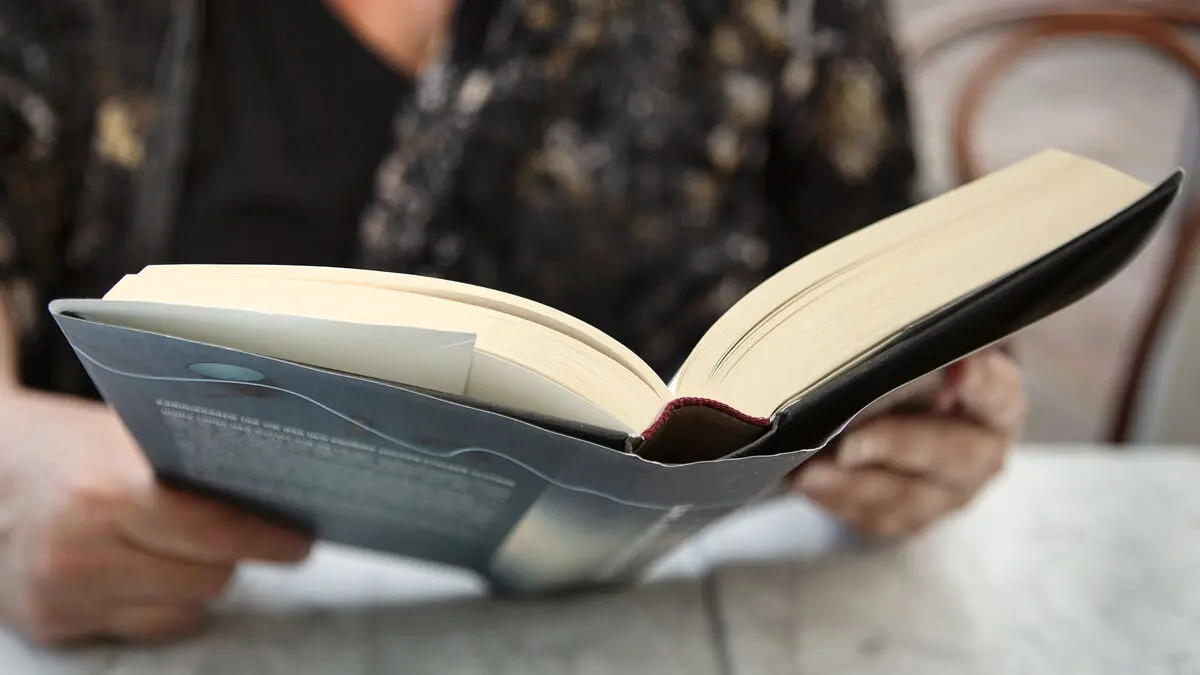 Singapore to pay citizens for reading 15 minutes a day