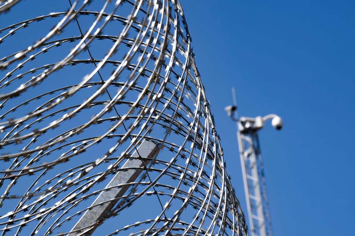 Prisoner Escapes in Fellow Inmate's Bag Near Lyon