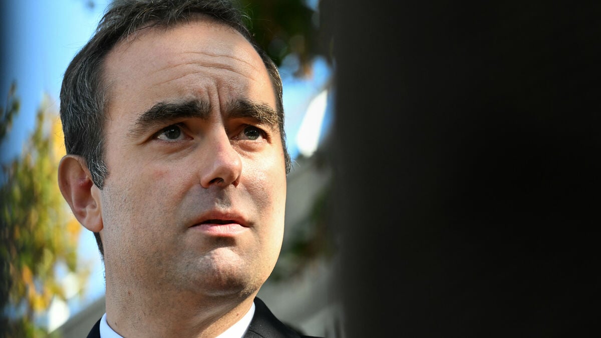 French PM Lecornu Survives No Confidence Votes Amid Pension Reform Pause