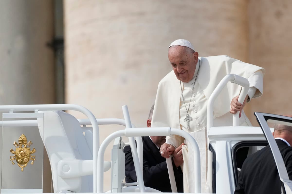 Pope's Car Transformed into Mobile Clinic for Gaza's Children